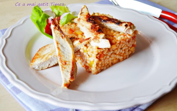 Cuscus cu sos de rosii servit cu piept de pui