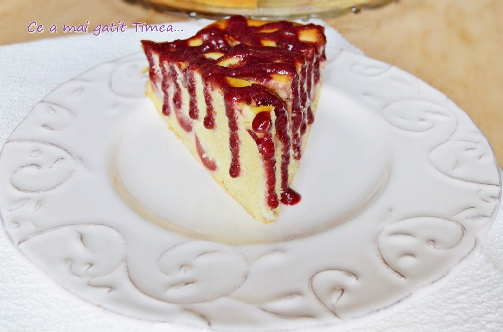 prajitura cu visine si sos de fragute