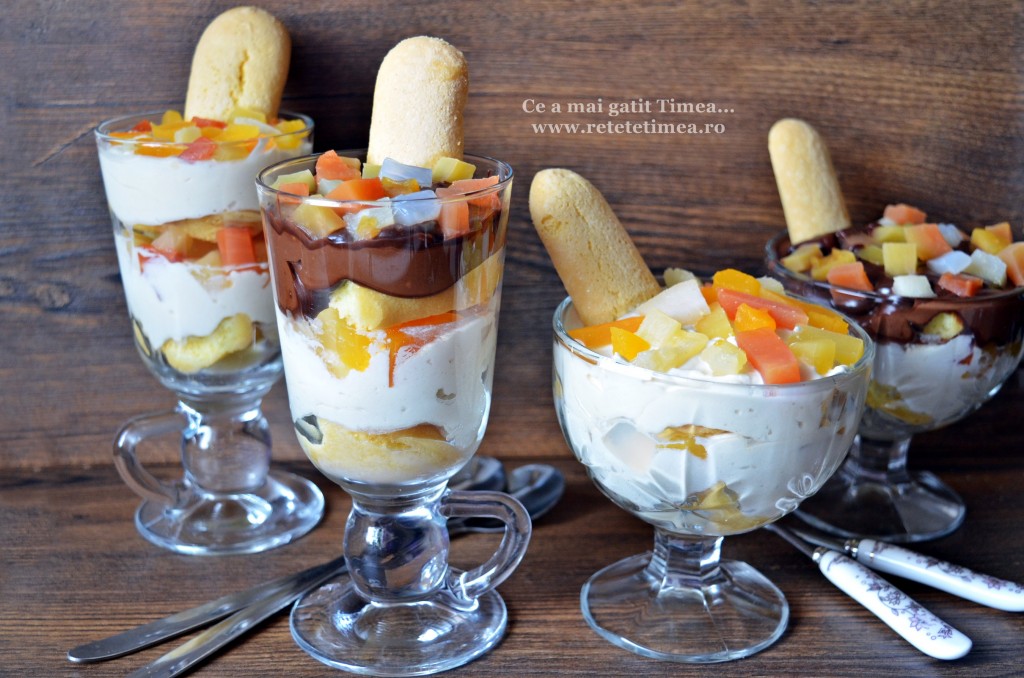 desert la pahar cu piscoturi si fructe 2