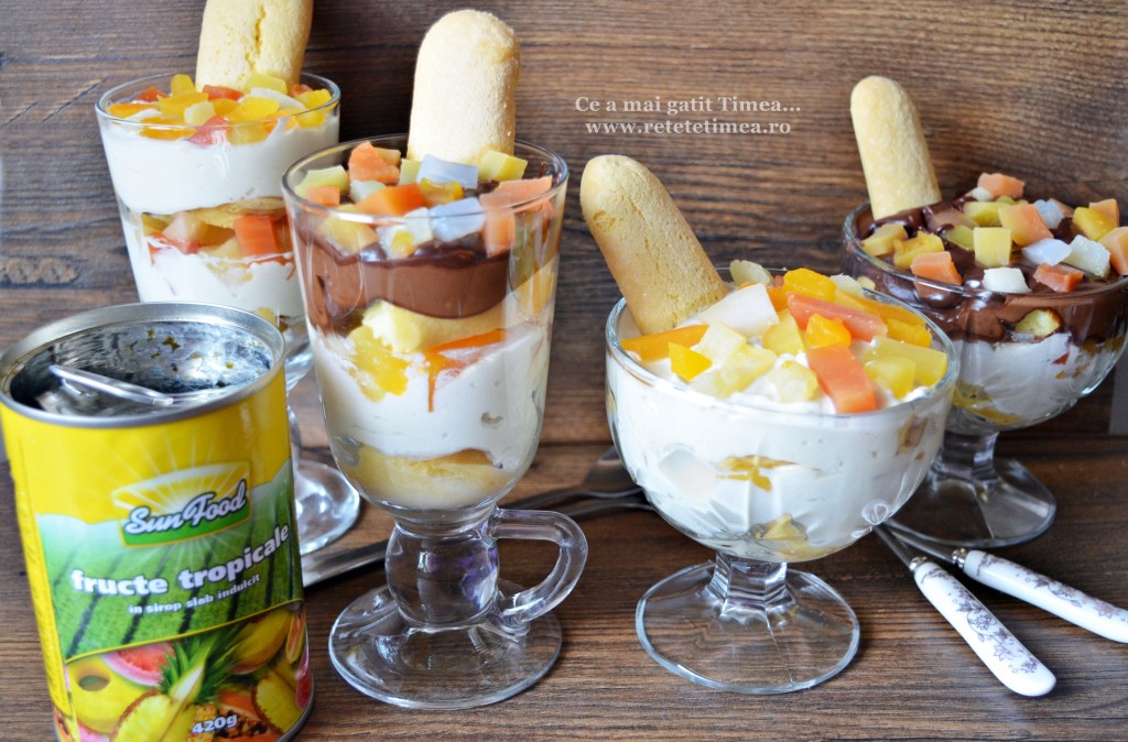 desert la pahar cu piscoturi si fructe 5