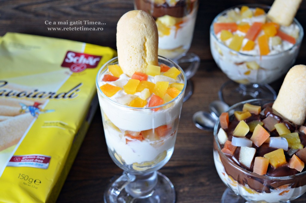 desert la pahar cu piscoturi si fructe 7