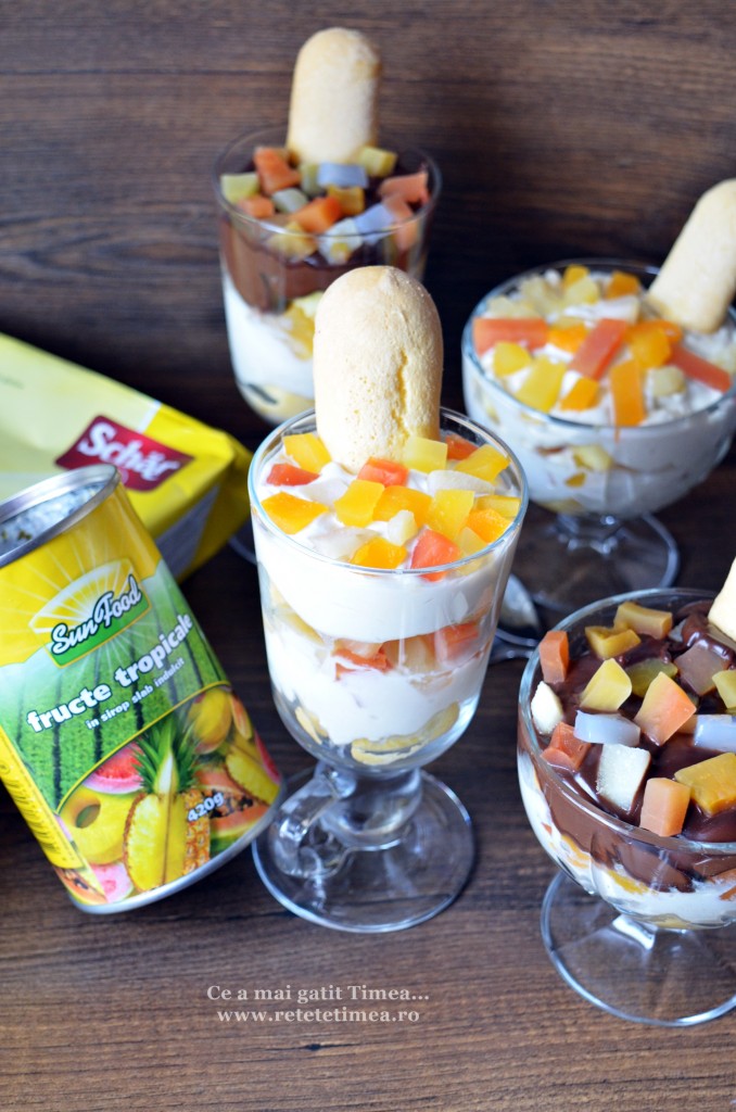 desert la pahar cu piscoturi si fructe 8