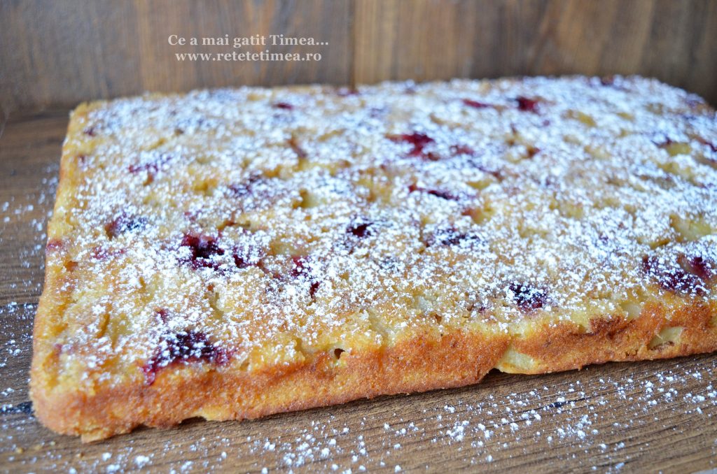 prajitura rasturnata cu mere si mure 3