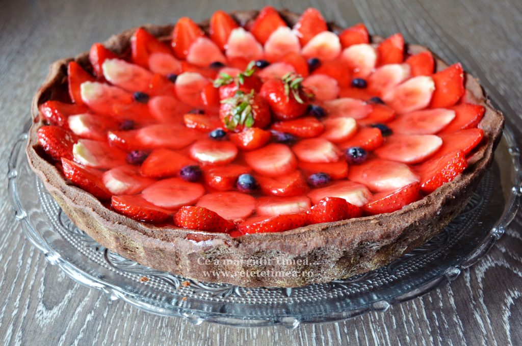 Tarta de ciocolata cu capsuni si banane 4