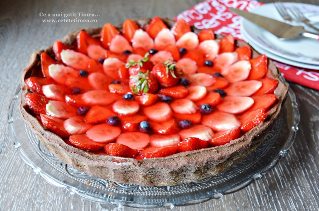 Tarta de ciocolata cu capsuni si banane 5