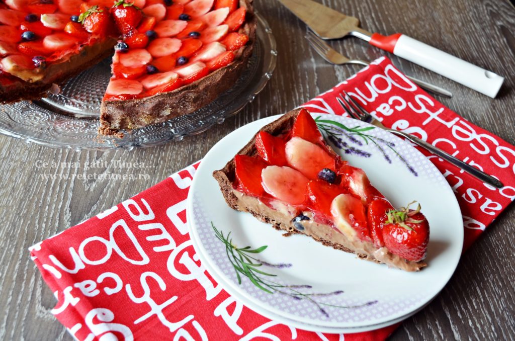 Tarta de ciocolata cu capsuni si banane 6