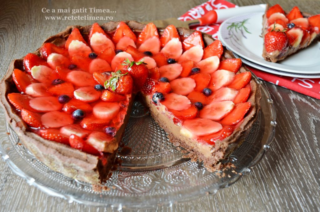 Tarta de ciocolata cu capsuni si banane 7