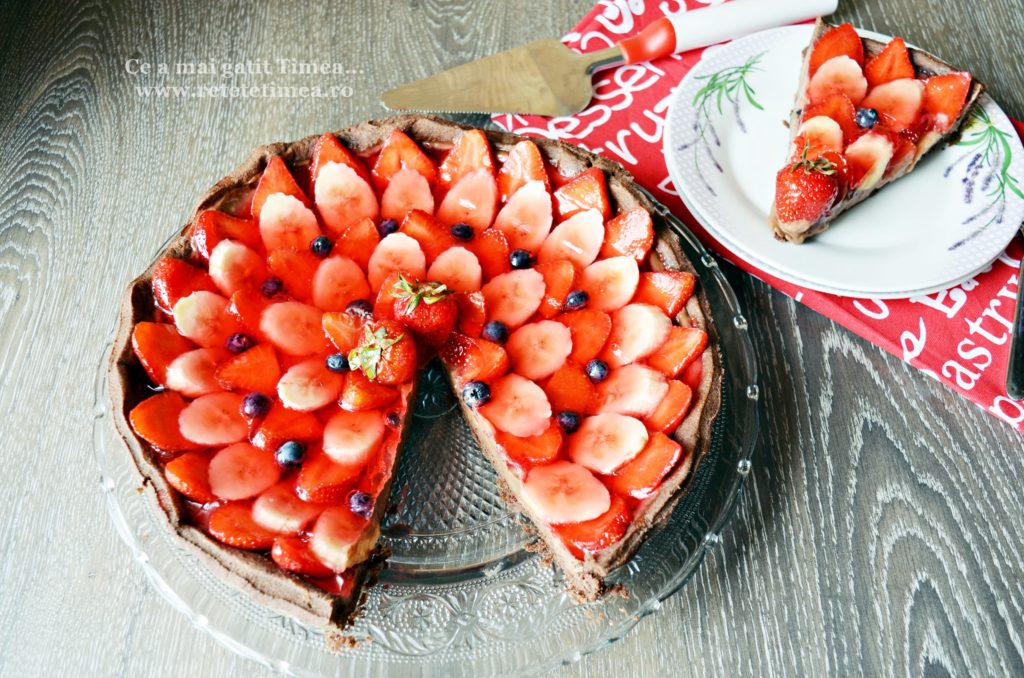 Tarta de ciocolata cu capsuni si banane 8