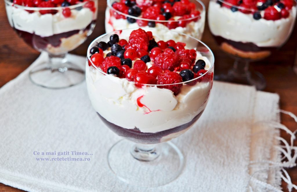 desert la pahar cu fructe de padure