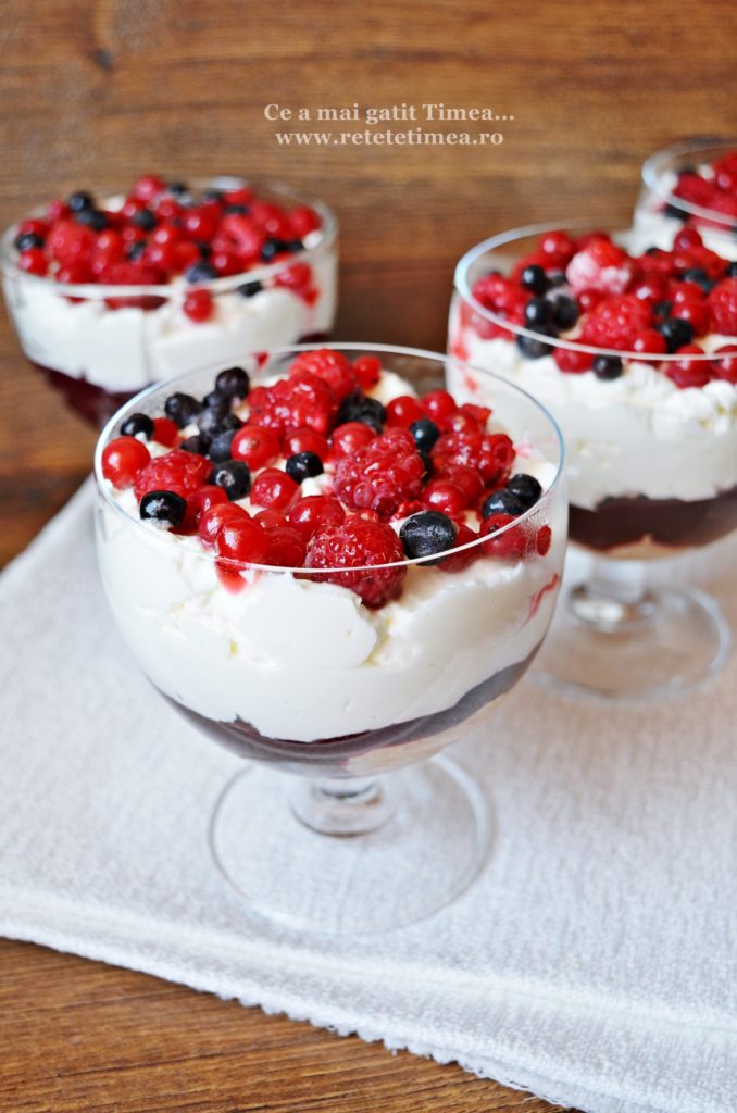 desert la pahar cu fructe de padure 2