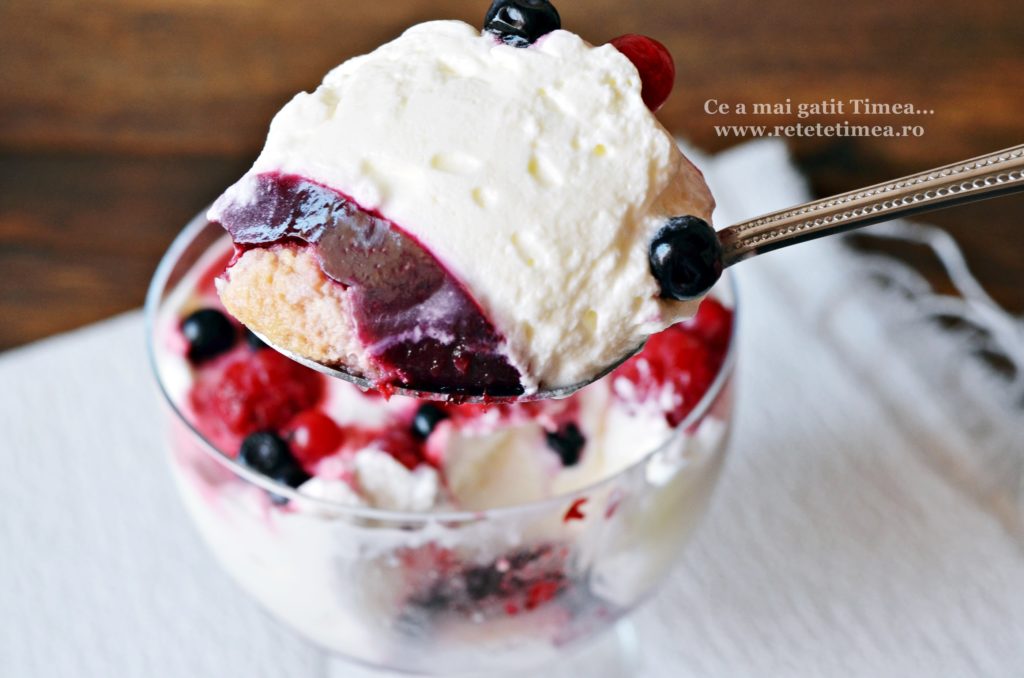 desert la pahar cu fructe de padure 5