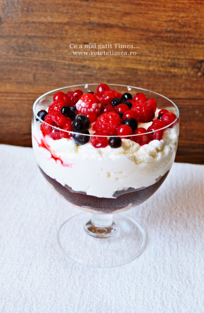 desert la pahar cu fructe de padure 6