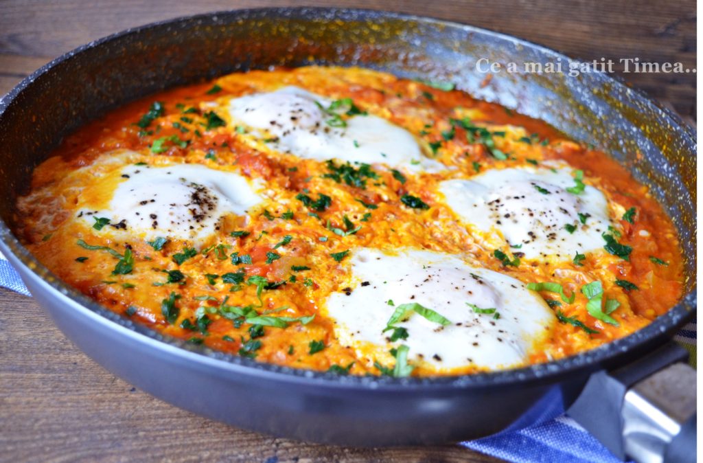 oua-posate-in-sos-de-rosii-1