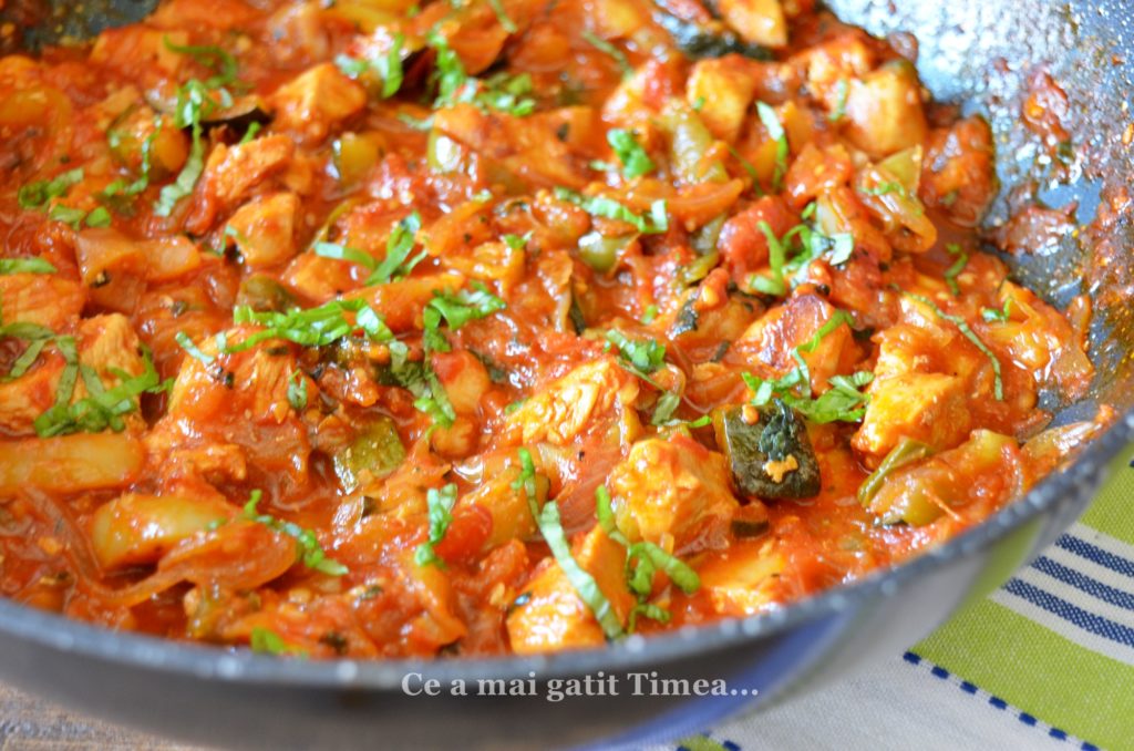 piept-de-pui-in-sos-de-rosii-cu-legume-4