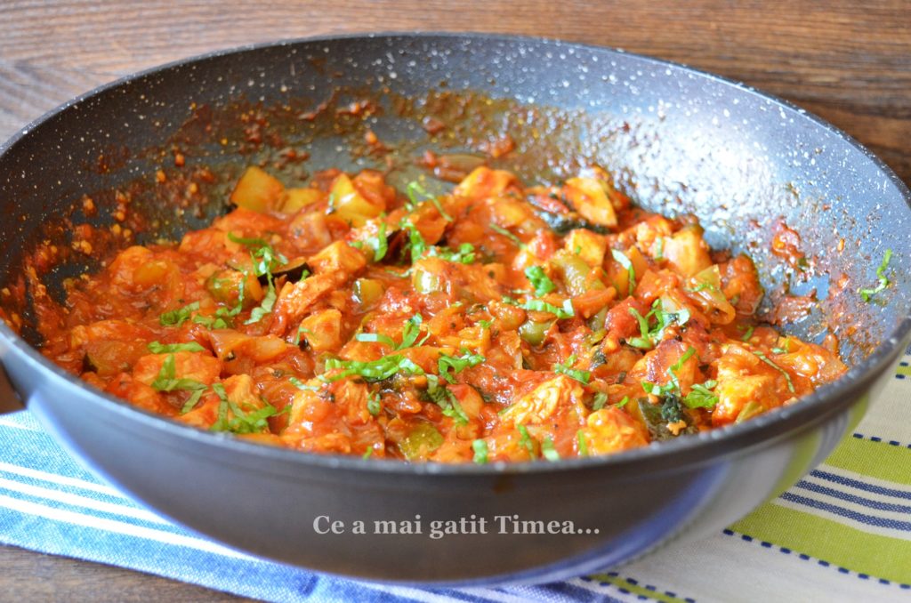 piept-de-pui-in-sos-de-rosii-cu-legume-5